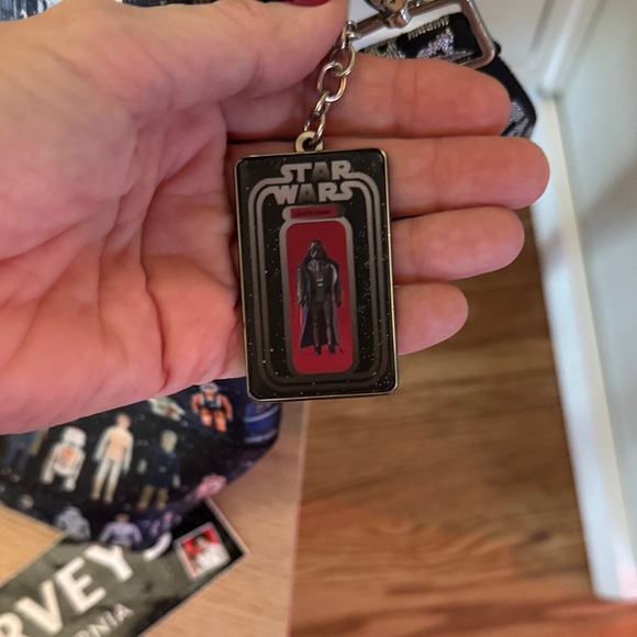 Harveys Star Wars Character Tote with Black and Multicolor Design - Picture 4 of 7